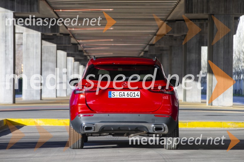 Mercedes Benz SUV GLANajmanjši Mercedes Benzov SUV GLA želi biti vsaj malo tudi terenec