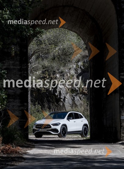Mercedes Benz SUV GLANajmanjši Mercedes Benzov SUV GLA želi biti vsaj malo tudi terenec