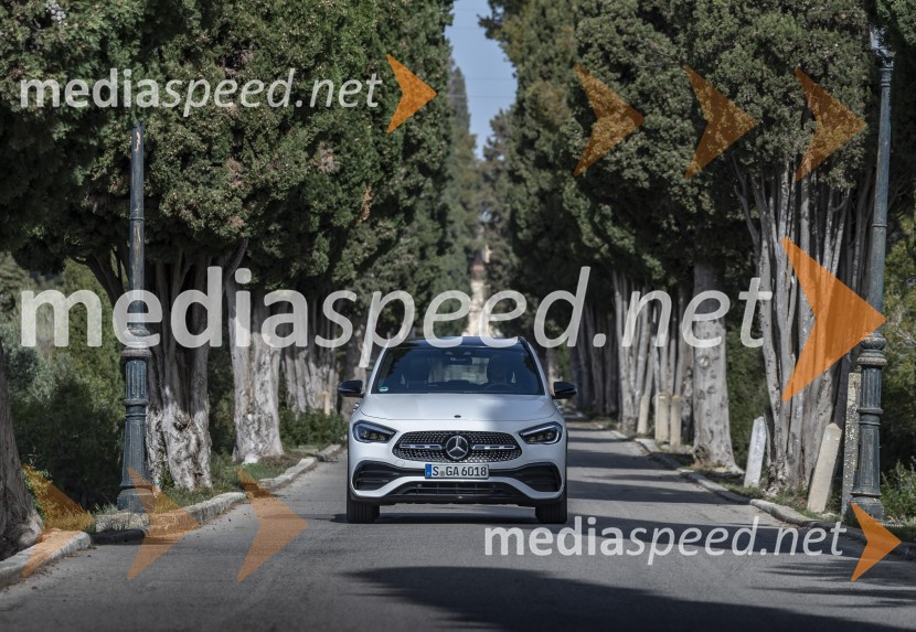 Mercedes Benz SUV GLANajmanjši Mercedes Benzov SUV GLA želi biti vsaj malo tudi terenec