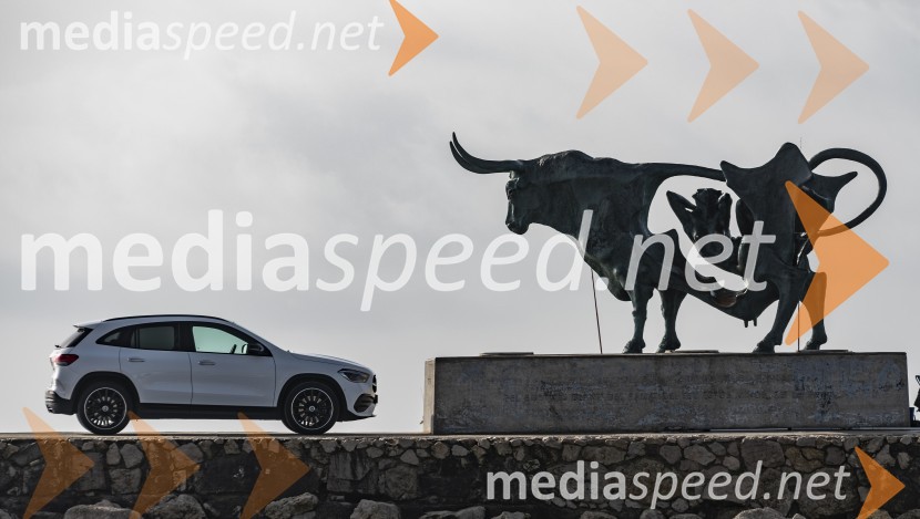 Mercedes Benz SUV GLANajmanjši Mercedes Benzov SUV GLA želi biti vsaj malo tudi terenec