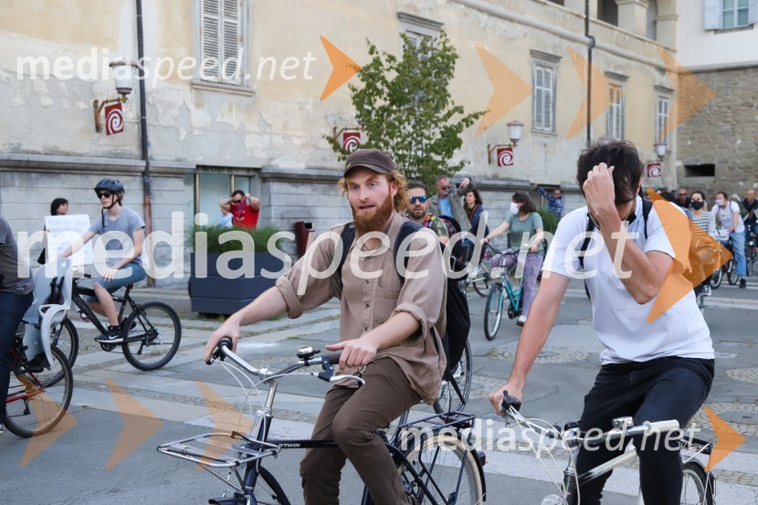 Protivladni protest na kolesih v Mariboru