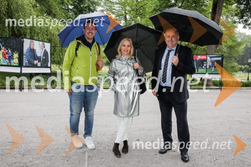  Matjaž Krajnik, tiskovni predstavnik NZS;  Barbara Čeferin, fotografinja, lastnica in vodja galerije Galerija Fotografija;  Radenko Mijatović, predsednik Nogometne zveze Slovenije100 let Nogometne zveze Slovenije, otvoritev razstave