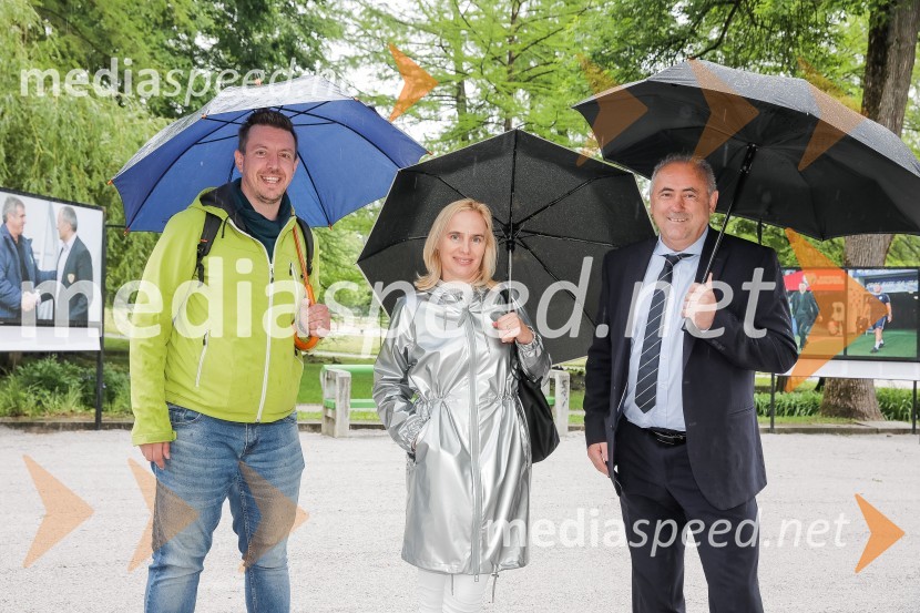  Matjaž Krajnik, tiskovni predstavnik NZS;  Barbara Čeferin, fotografinja, lastnica in vodja galerije Galerija Fotografija;  Radenko Mijatović, predsednik Nogometne zveze Slovenije100 let Nogometne zveze Slovenije, otvoritev razstave
