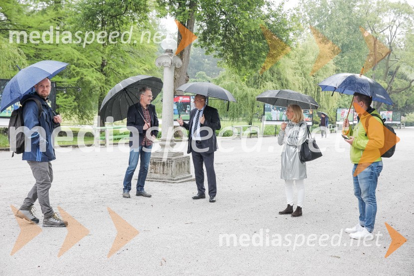  Igor Evgen Bergant, novinar in TV voditelj;  Radenko Mijatović, predsednik Nogometne zveze Slovenije;  Barbara Čeferin, fotografinja, lastnica in vodja galerije Galerija Fotografija;  Matjaž Krajnik, tiskovni predstavnik NZS100 let Nogometne zveze Slovenije, otvoritev razstave