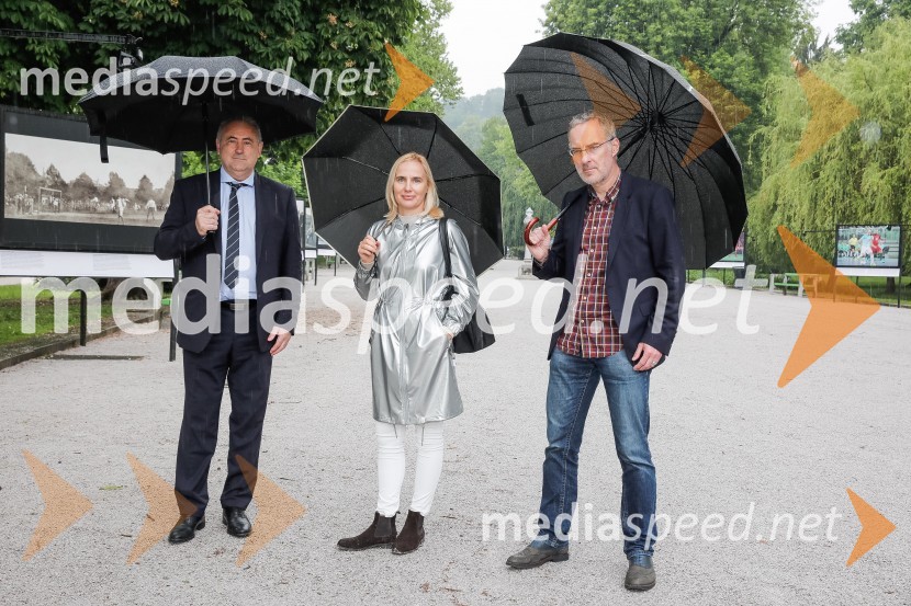  Radenko Mijatović, predsednik Nogometne zveze Slovenije;  Barbara Čeferin, fotografinja, lastnica in vodja galerije Galerija Fotografija;  Igor Evgen Bergant, novinar in TV voditelj100 let Nogometne zveze Slovenije, otvoritev razstave