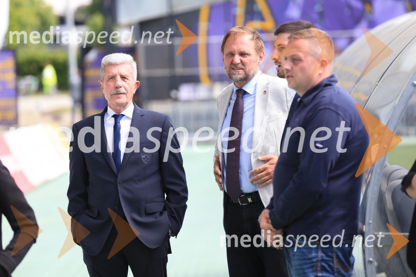  Drago Cotar, nekdanji direktor Zavarovalnega združenja, predsednik NK Maribor in organizacijskega odbora Zlate lisice; dr. Samo Peter Medved,  podžupan, Mestna občina Maribor ;  ... Podpis pogodbe z izvajalcem, za rekonstrukcijo stare tribune Ljudskega vrta