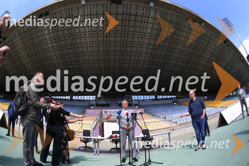  Aleksander Saša Arsenovič, župan, Mestna občina Maribor;  ... Podpis pogodbe z izvajalcem, za rekonstrukcijo stare tribune Ljudskega vrta