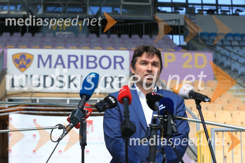  Igor Hvastja, direktor družbe Makro 5 gradnje.Podpis pogodbe z izvajalcem, za rekonstrukcijo stare tribune Ljudskega vrta