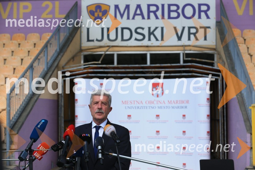  Drago Cotar, nekdanji direktor Zavarovalnega združenja, predsednik NK Maribor in organizacijskega odbora Zlate lisicePodpis pogodbe z izvajalcem, za rekonstrukcijo stare tribune Ljudskega vrta