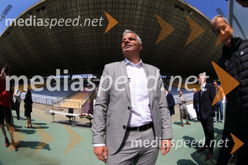  Aleksander Saša Arsenovič, župan, Mestna občina MariborPodpis pogodbe z izvajalcem, za rekonstrukcijo stare tribune Ljudskega vrta