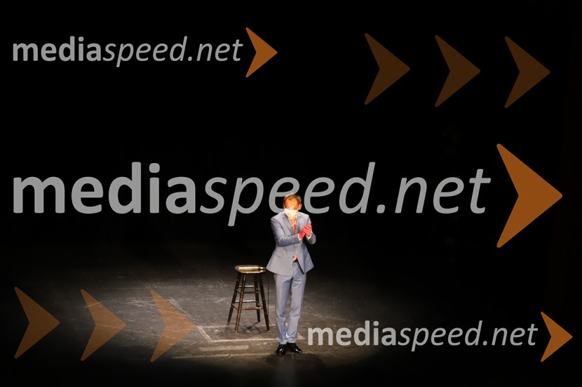  Tadej Toš, igralec, komik in TV voditeljTadej Toš, stand up komedija v Narodnem domu