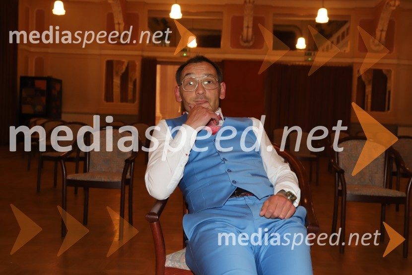  Tadej Toš, igralec, komik in TV voditeljTadej Toš, stand up komedija v Narodnem domu