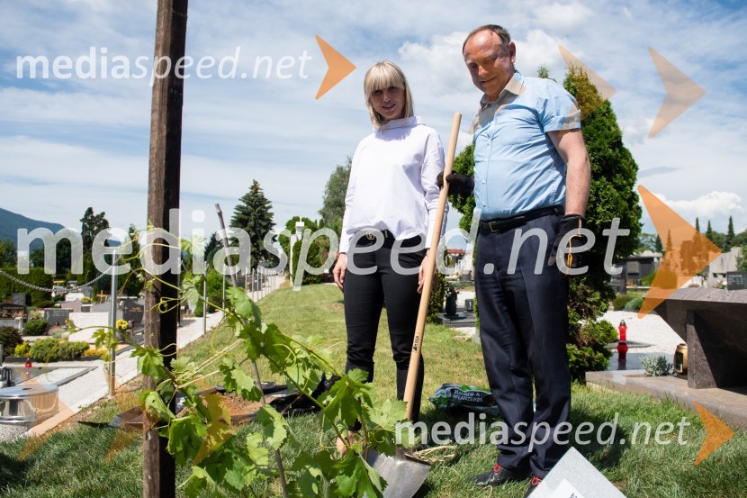 mag. Lidija Pliberšek, direktorica Pogrebnega podjetje Maribor d.d. in predsednica ASCE;  Stane Kocutar, mestni viničar, skrbnik Stare trte, novinar Radia Maribor, zgodovinarZasaditev potomke stare trte na pobreškem pokopališču