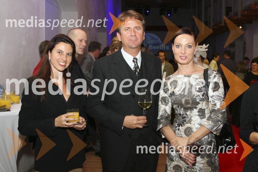 Bojan Gerič, vodja turizma v Športnem centru Pohorje, s sodelavkamaBerlitz, jezikovna šola, 130 let