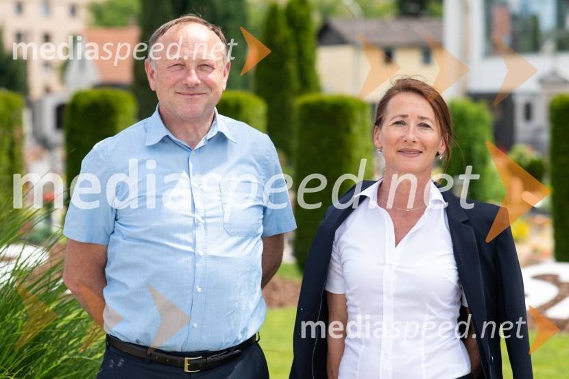  Stane Kocutar, mestni viničar, skrbnik Stare trte, novinar Radia Maribor, zgodovinar; mag. Darja Kukovičič, Pogrebno podjetje Maribor d.d.Zasaditev potomke stare trte na pobreškem pokopališču