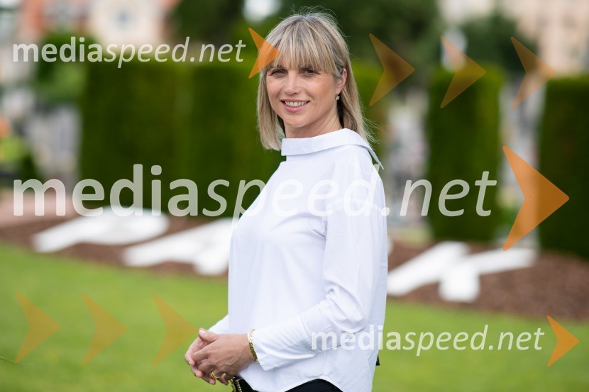 mag. Lidija Pliberšek,  direktorica Pogrebnega podjetja MariborZasaditev potomke stare trte na pobreškem pokopališču