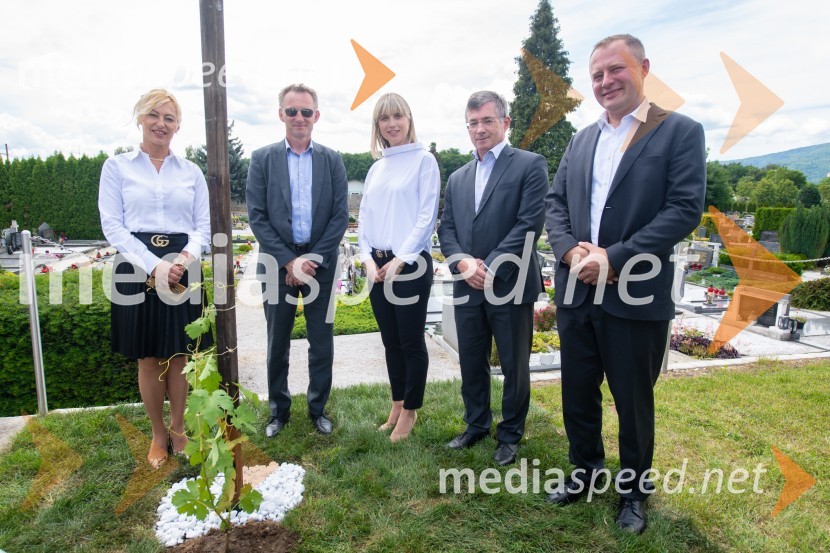  Darja Lampret, svetovalka, Pogrebno podjetje Maribor;  Sebastijan  Zupanc, direktor Zbornice komunalnega gospodarstva pri GZS; mag. Lidija Pliberšek, direktorica Pogrebnega podjetje Maribor d.d. in predsednica ASCE;  Robert Martinčič, direktor Žale Javno podjetje, d.o.o.;  Domen Kokalj, Žale Javno podjetje, d.o.o.Zasaditev potomke stare trte na pobreškem pokopališču