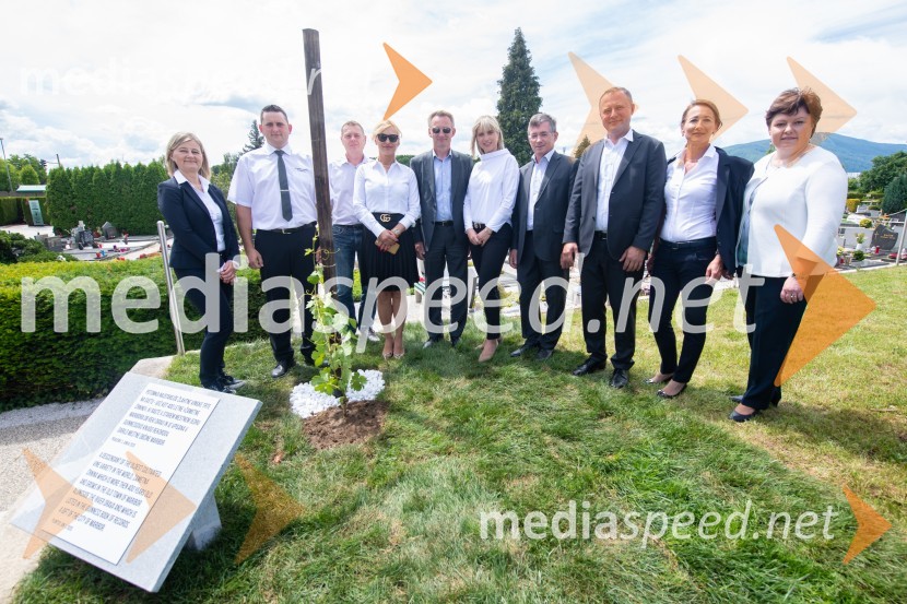 ... ;  ... ;  ... ;  Darja Lampret, svetovalka, Pogrebno podjetje Maribor;  Sebastijan  Zupanc, direktor Zbornice komunalnega gospodarstva pri GZS; mag. Lidija Pliberšek, direktorica Pogrebnega podjetje Maribor d.d. in predsednica ASCE;  Robert Martinčič, direktor Žale Javno podjetje, d.o.o.;  Domen Kokalj, vodja sprejemne pisarne podjetja Žale Javno podjetje, d.o.o.; mag. Darja Kukovičič, Pogrebno podjetje Maribor d.d.;  ... Zasaditev potomke stare trte na pobreškem pokopališču