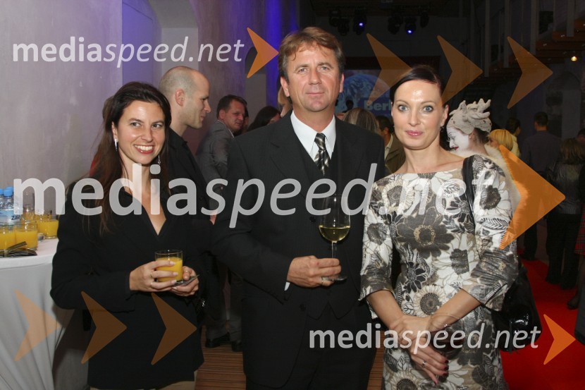 Bojan Gerič, vodja turizma v Športnem centru Pohorje, s sodelavkamaBerlitz, jezikovna šola, 130 let