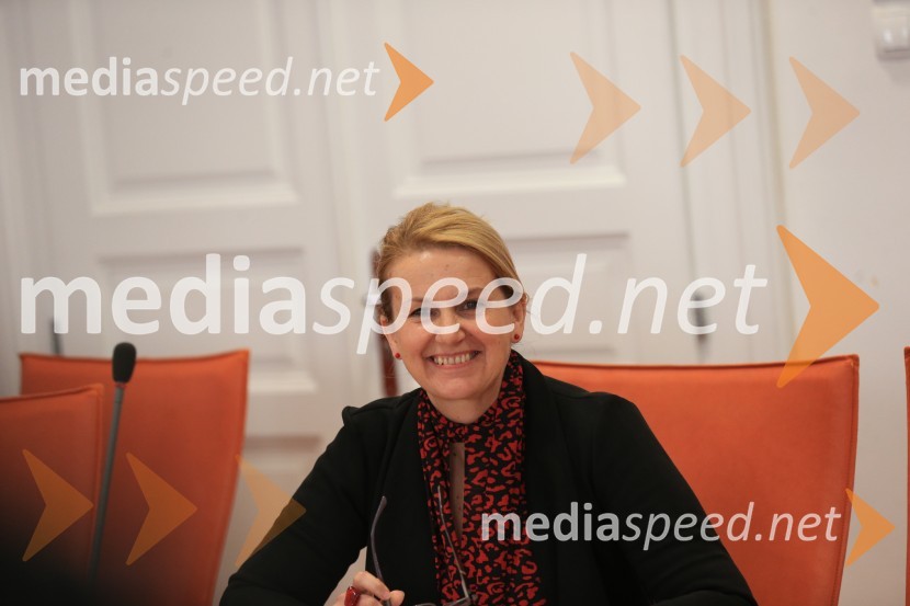  Neva Pipan, koordinatorka, kabinet župana MOMMestna občina Maribor predstavila rezultate boja proti COVID 19