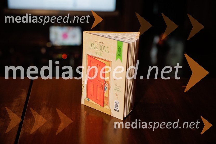 Ding dong zgodbe, z desetnico 2020 nagrajena knjiga Jane BauerNagrada Desetnica v roke Jani Bauer