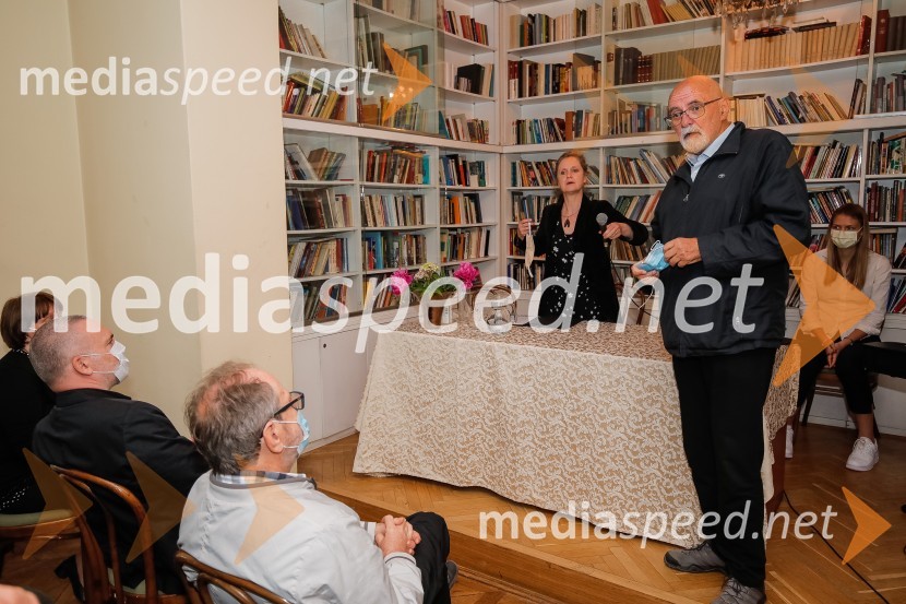 Nagrada desetnica v roke Jani BauerNagrada Desetnica v roke Jani Bauer