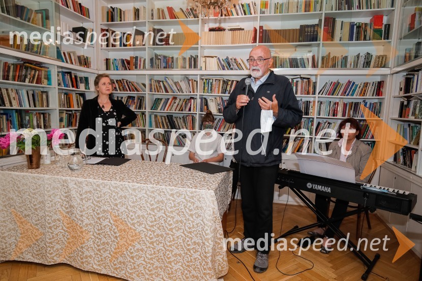  Nataša Konc Lorenzutti, pisateljica;  Dušan Merc, predsednik DSPNagrada Desetnica v roke Jani Bauer