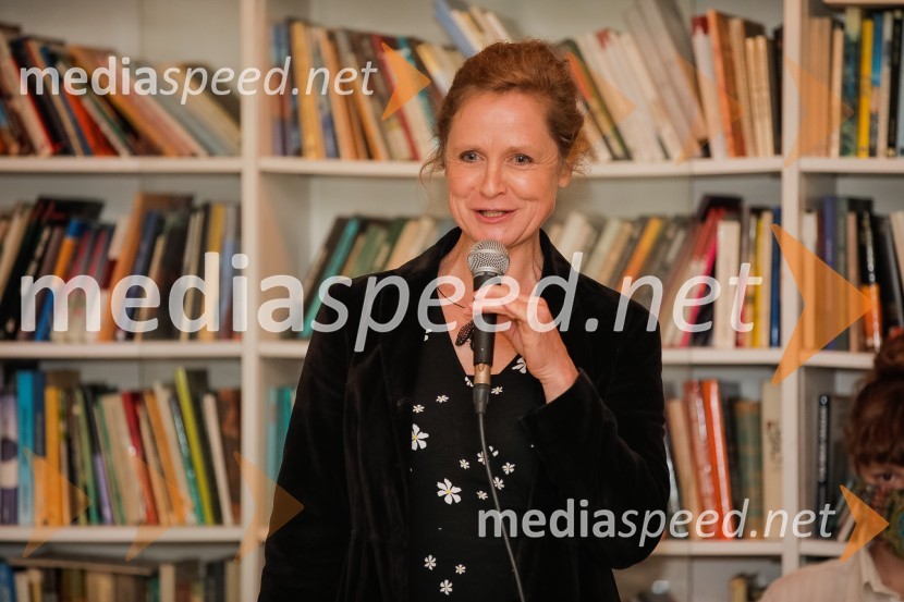  Nataša Konc Lorenzutti, pisateljica, predsednica Sekcije za otroško in mladinsko književnost pri DSPNagrada Desetnica v roke Jani Bauer