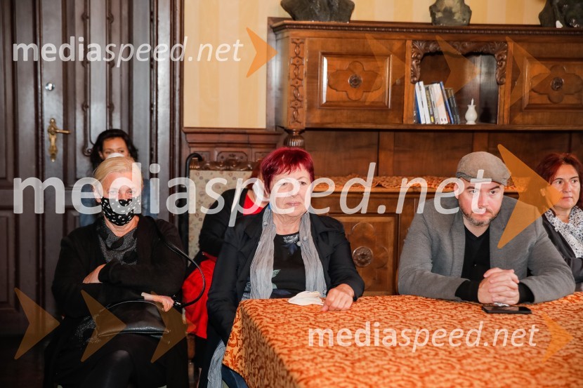  Marjana  Moškrič, pisateljica;  Aksinja Kermauner, pisateljica, predsednica Društva slovenskih pisateljev; Prof. Dr. Andrej Predin, pisatelj in novinarNagrada Desetnica v roke Jani Bauer