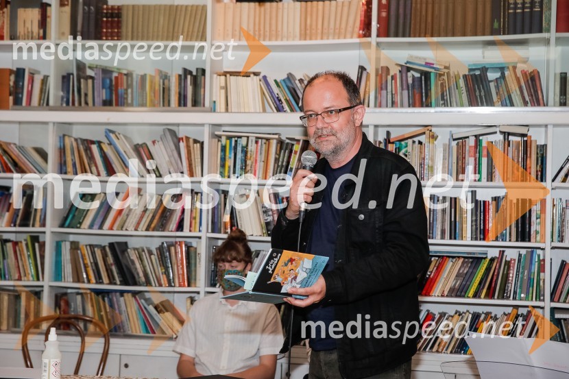  Andrej E. Skubic, pisateljNagrada Desetnica v roke Jani Bauer