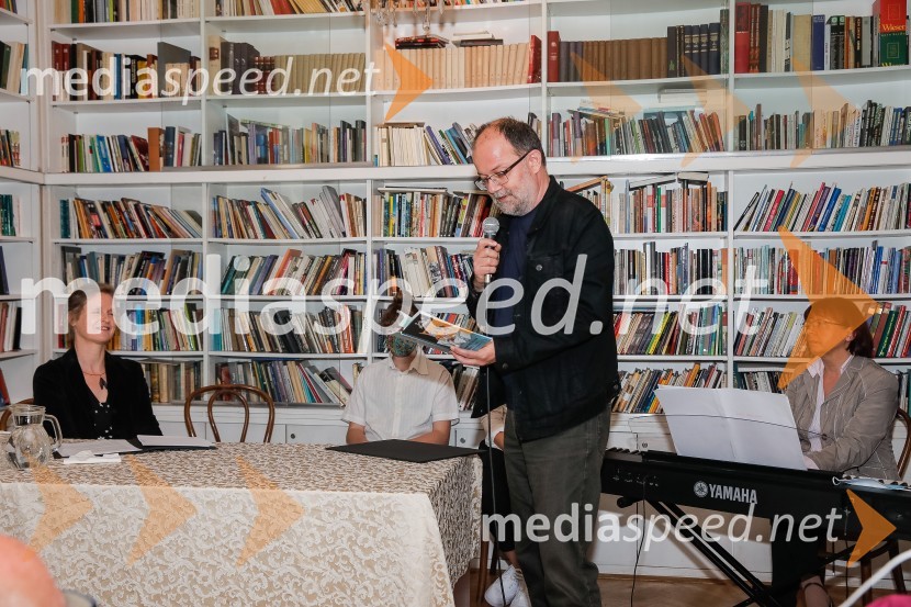  Andrej E. Skubic, pisateljNagrada Desetnica v roke Jani Bauer