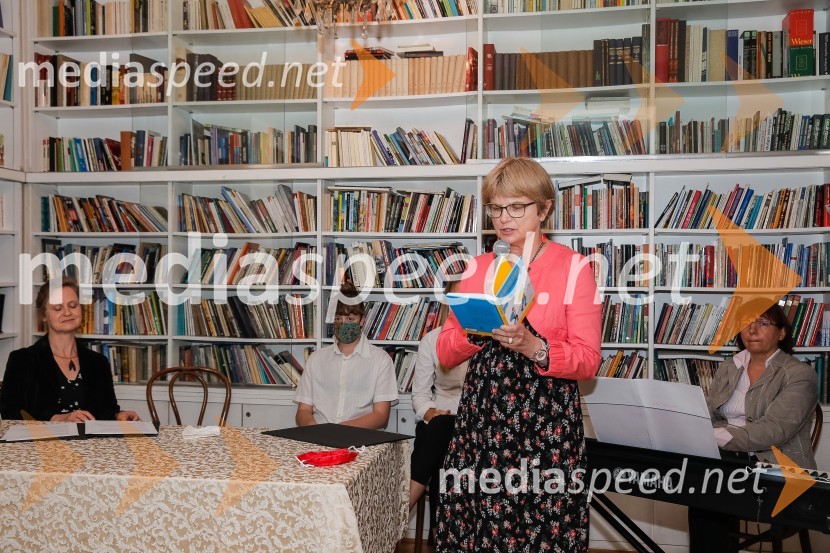  Cvetka Sokolov, pisateljicaNagrada Desetnica v roke Jani Bauer