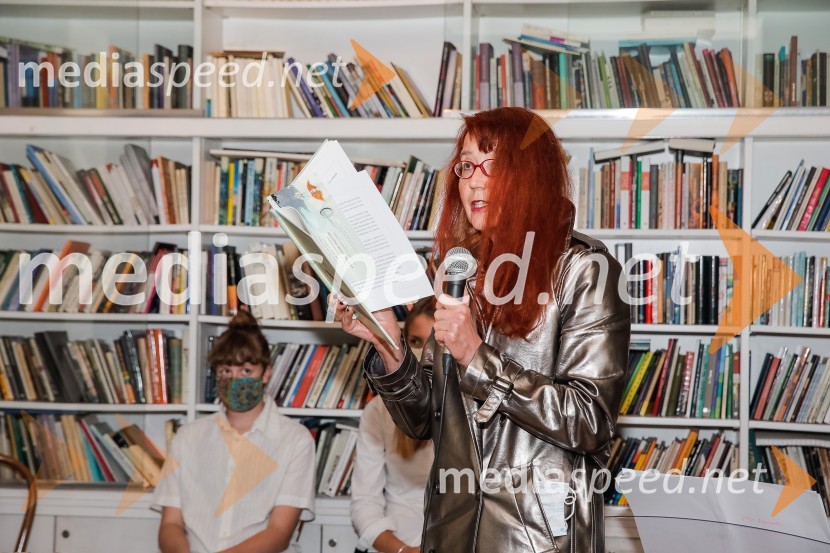  Bina Štampe Žmavc, pisateljicaNagrada Desetnica v roke Jani Bauer