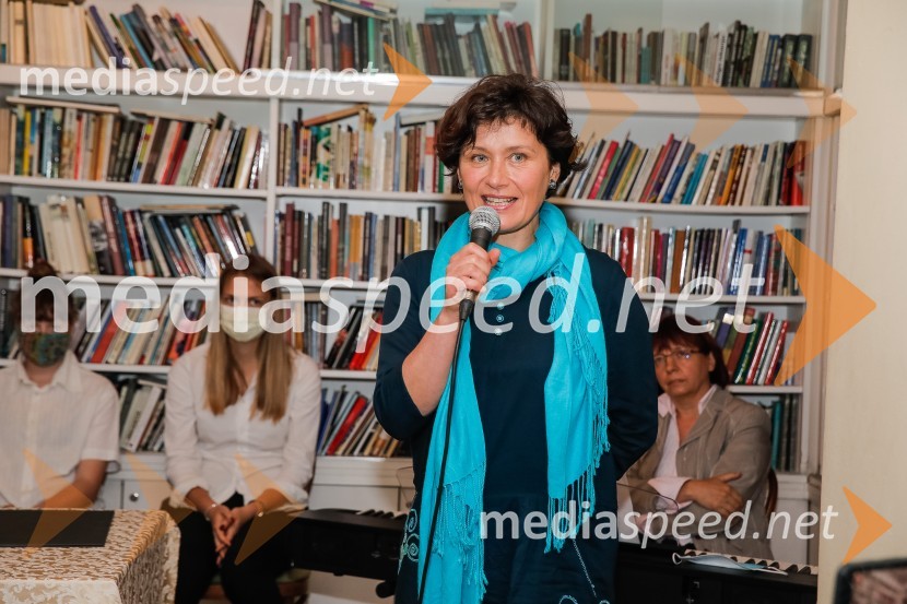  Anja Štefan, pisateljicaNagrada Desetnica v roke Jani Bauer