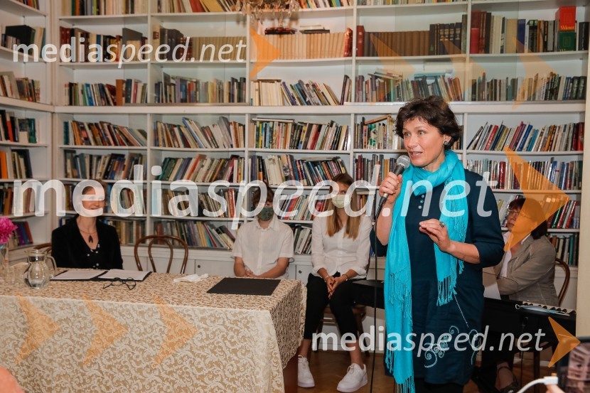  Anja Štefan, pisateljicaNagrada Desetnica v roke Jani Bauer