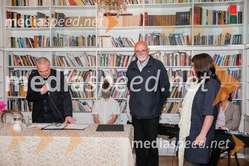  Sebastijan Pregelj, pisatelj;  Dušan Merc, predsednik DSP;  Jana Bauer, pisateljicaNagrada Desetnica v roke Jani Bauer