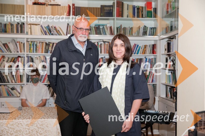  Dušan Merc, predsednik DSP;  Jana Bauer, pisateljicaNagrada Desetnica v roke Jani Bauer