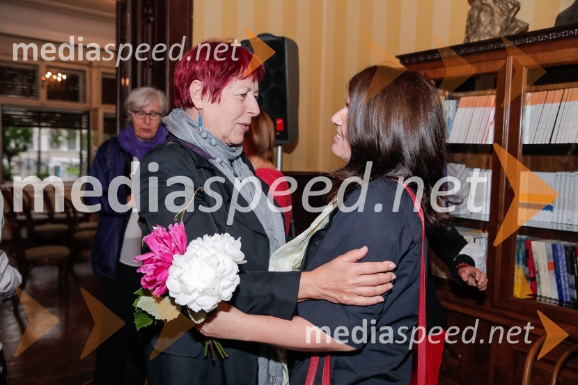  Aksinja Kermauner, pisateljica, predsednica Društva slovenskih pisateljev;  Jana Bauer, pisateljicaNagrada Desetnica v roke Jani Bauer