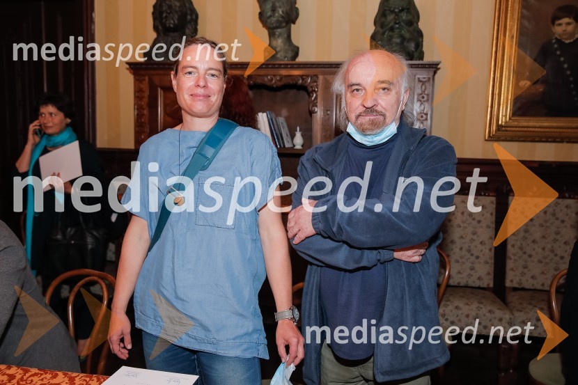  Gaja Kos,  slovenska kritičarka, publicistka, urednica;  ... Nagrada Desetnica v roke Jani Bauer