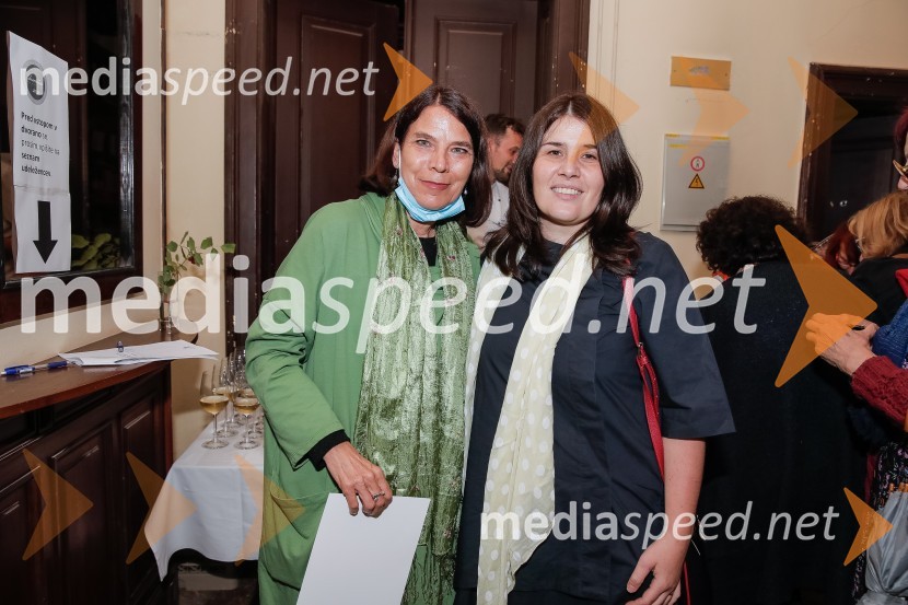  Cvetka Bevc, pisateljica;  Jana Bauer, pisateljicaNagrada Desetnica v roke Jani Bauer