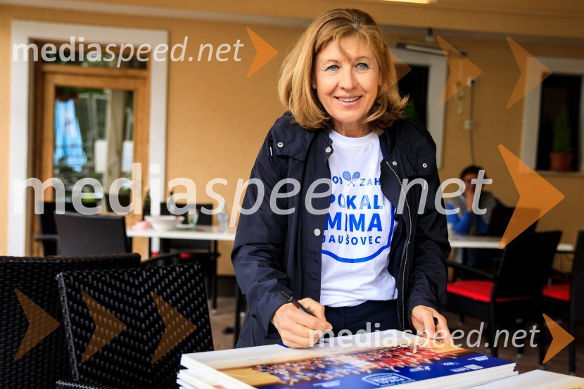  Mima  Jaušovec, nekdanja slovenska tenisačicaBlaž Rola in Bor Artnak, zmagovalca pokala Mime Jaušovec