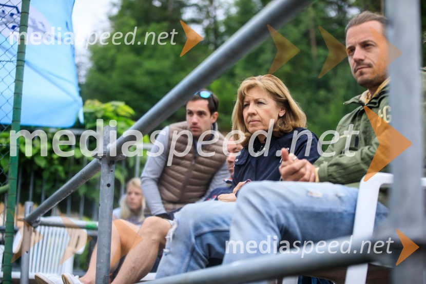  Mima  Jaušovec, nekdanja slovenska tenisačicaBlaž Rola in Bor Artnak, zmagovalca pokala Mime Jaušovec