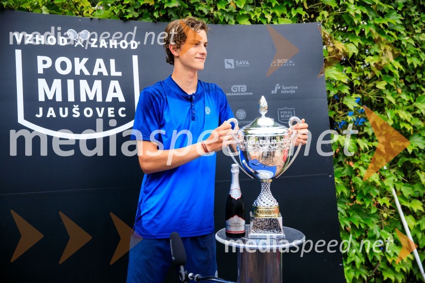  Bor Artnak, teniški igralecBlaž Rola in Bor Artnak, zmagovalca pokala Mime Jaušovec