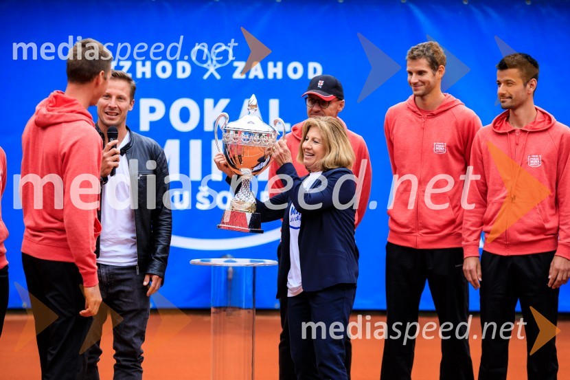  Robi  Cokan, kapetan vzhoda;  Mima  Jaušovec, nekdanja slovenska tenisačica;  Blaž  Rola, teniški igralec;  Mike Urbanija, teniški igralecBlaž Rola in Bor Artnak, zmagovalca pokala Mime Jaušovec