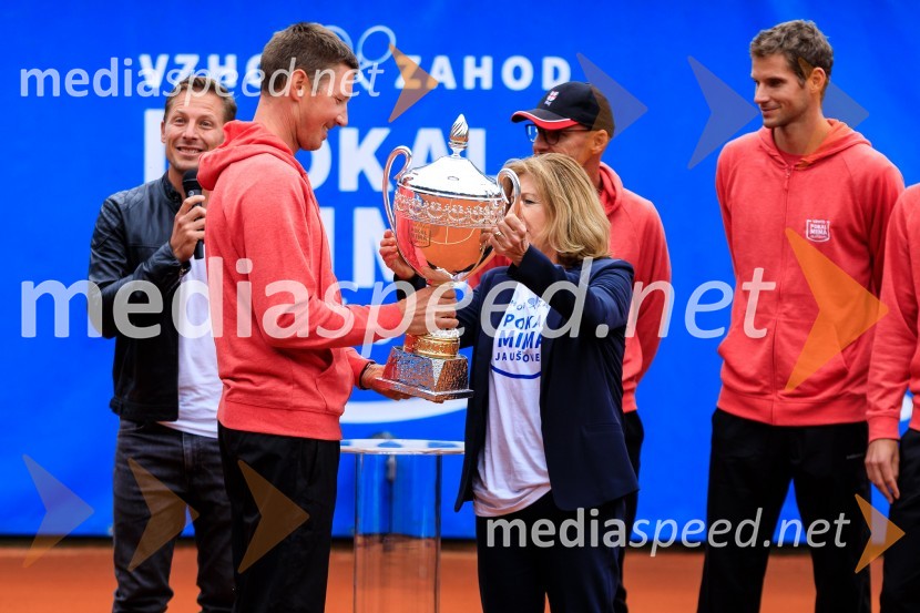  Robi  Cokan, kapetan vzhoda;  Mima  Jaušovec, nekdanja slovenska tenisačica;  Blaž  Rola, teniški igralecBlaž Rola in Bor Artnak, zmagovalca pokala Mime Jaušovec