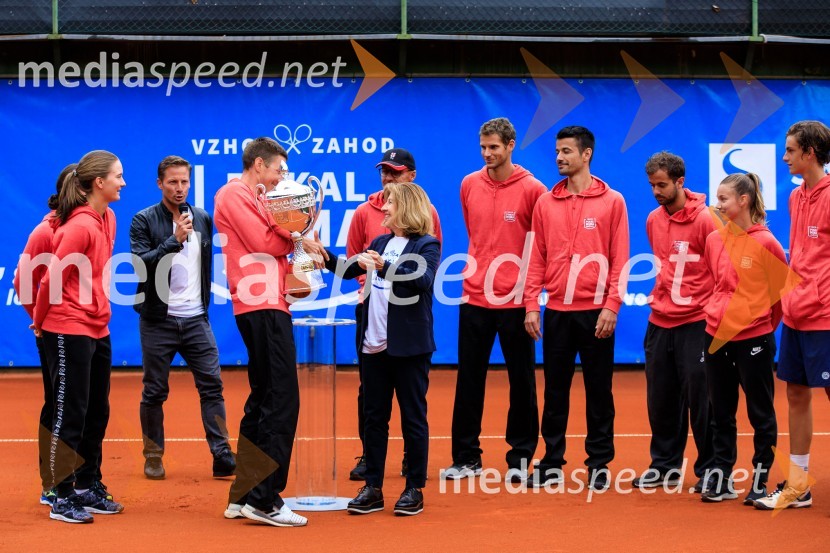  Živa Falkner, teniška igralka;  Robi  Cokan, kapetan vzhoda;  Mima  Jaušovec, nekdanja slovenska tenisačica;  Blaž  Rola, teniški igralec;  Mike Urbanija, teniški igralec;  Nik  Razboršek, teniški igralec;  Pia Čuk, teniška igralka;  Bor Artnak, teniški igralecBlaž Rola in Bor Artnak, zmagovalca pokala Mime Jaušovec