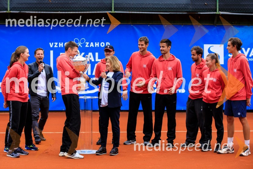  Živa Falkner, teniška igralka;  Robi  Cokan, kapetan vzhoda;  Mima  Jaušovec, nekdanja slovenska tenisačica;  Blaž  Rola, teniški igralec;  Mike Urbanija, teniški igralec;  Nik  Razboršek, teniški igralec;  Pia Čuk, teniška igralka;  Bor Artnak, teniški igralecBlaž Rola in Bor Artnak, zmagovalca pokala Mime Jaušovec