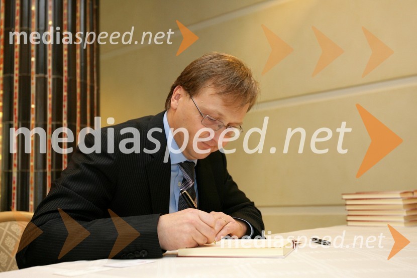 Branko Žibret, partner A.T. Kearney in avtor knjige Strateška nabavaPredstavitev knjige Branka Žibreta: Strateška nabava in okrogla miza: Kako kupiti ceneje in več znanja