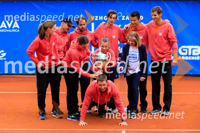  Živa Falkner, teniška igralka;  ... ;  Tamara  Zidanšek, teniška igralka;  Nik  Razboršek, teniški igralec;  Robi  Cokan, kapetan vzhoda;  Pia Čuk, teniška igralka;  Bor Artnak, teniški igralec;  Mike Urbanija, teniški igralec;  Mima  Jaušovec, nekdanja slovenska tenisačica;  Blaž  Rola, teniški igralecBlaž Rola in Bor Artnak, zmagovalca pokala Mime Jaušovec