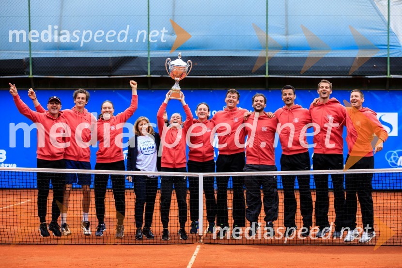 Zmagovalna ekipa vzhoda z Mimo JaušovecBlaž Rola in Bor Artnak, zmagovalca pokala Mime Jaušovec